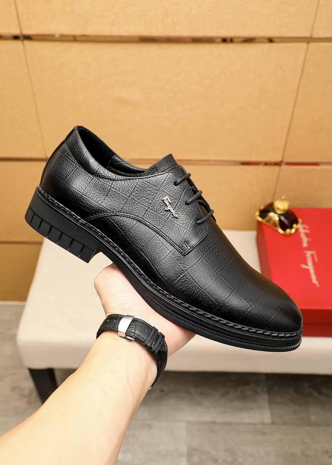Men's shoes 💰462 💐 Product trademark: Ferragamo "Ferragamo" business leather shoes Regular size: 38-44 (45.46🉑️customized) Product materials: Selected imported first-layer calfskin embossed upper + luxury hardware buckle, imported water-dyed cow leather lining. Strong three-dimensional visual effect, rubber outsole Color: 1⃣️color optional